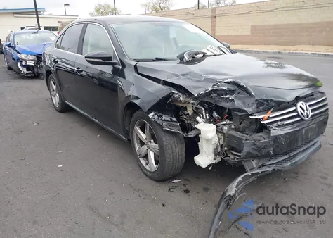 2012 Volkswagen Passat 2.5L Se z USA, uszkodzony, nr VIN 1VWBP7A37CC095307